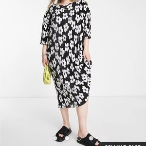 ASOS DESIGN Curve plisse column midi T-shirt dress in large blue daisy / 14 NWOT